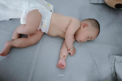 东海宝宝拍嗝的正确方法